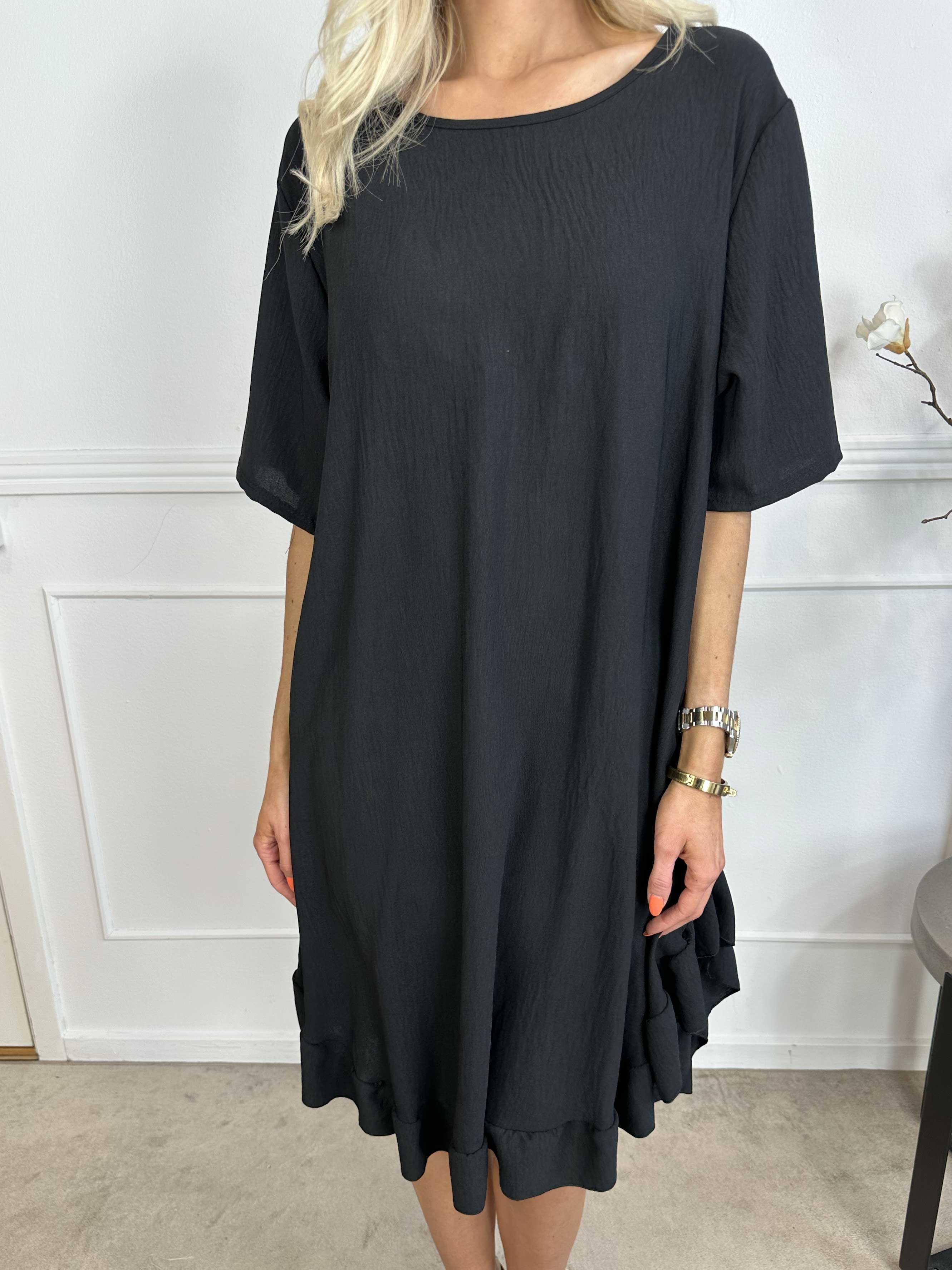 Emmelie - Klänning i viskosblandning med volangkant och fickor.